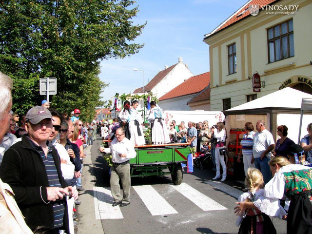 2011-vinobranie-modra-07.jpg